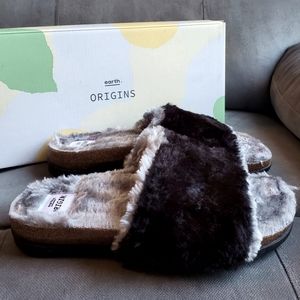 NWB EARTH ORIGINS BLACK & GRAY SLIP-ON SLIDES - SIZE 6